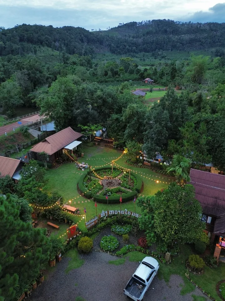 ເຮືອນພັກ ແລະ ສວນດອກໄມ້ຕອນຄໍ່າ