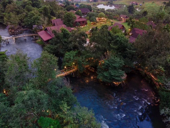 ມຸມສູງຫ້ວຍໂຄ້ງຜ່ານທົ່ງຫວາຍຕອນຄໍ່າ