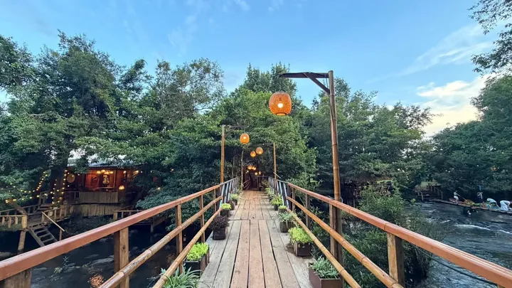 ຂົວໄມ້ຂ້າມຫ້ວຍ ປະດັບໂຄມໄຟຫວາຍ