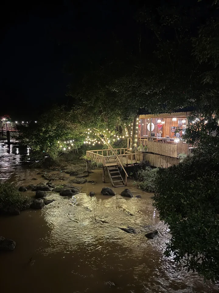 ກາເຟແຄມຫ້ວຍຕອນຄໍ່າ ແສງໄຟອົບອຸ່ນກາງສຽງນ້ຳໄຫຼ