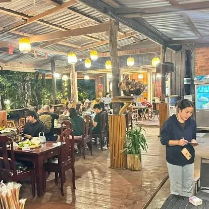 ບັນຍາກາດຮ້ານອາຫານຕອນແລງ ລູກຄ້ານັ່ງເຕັມໂຕະ