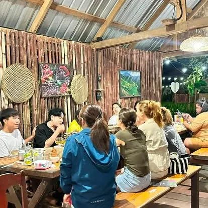 ຫ້ອງນັ່ງກຸ່ມຝາໄມ້ໄຜ່ໃນຮ້ານອາຫານ