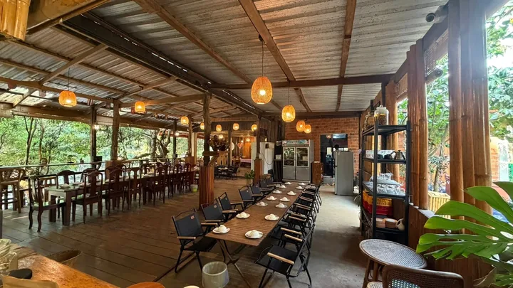 ໂຖງຮ້ານອາຫານໂຄມໄຟຫວາຍ ໂຕະໄມ້ຍາວຮອງຮັບກຸ່ມໃຫຍ່