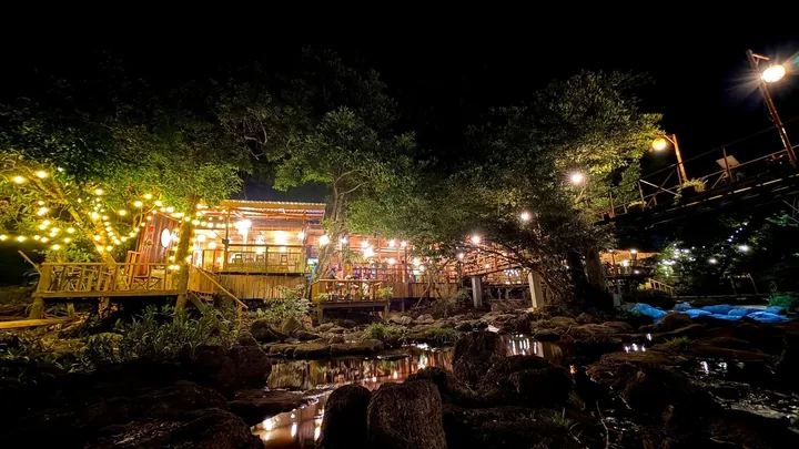 ຮ້ານອາຫານແຄມຫ້ວຍຕອນຄໍ່າ ໄຟສະທ້ອນຜິວນ້ຳ