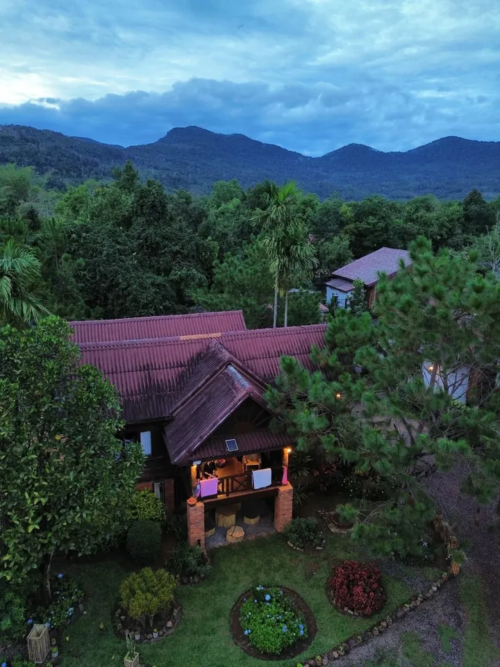 ມຸມສູງເຮືອນພັກຍາມຄໍ່າກັບພູໂບໂລເວນ