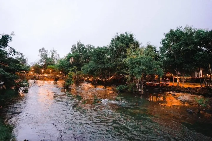 ຫ້ວຍກວ້າງຕອນແລງກັບແສງໄຟຕາມແຄມຝັ່ງ