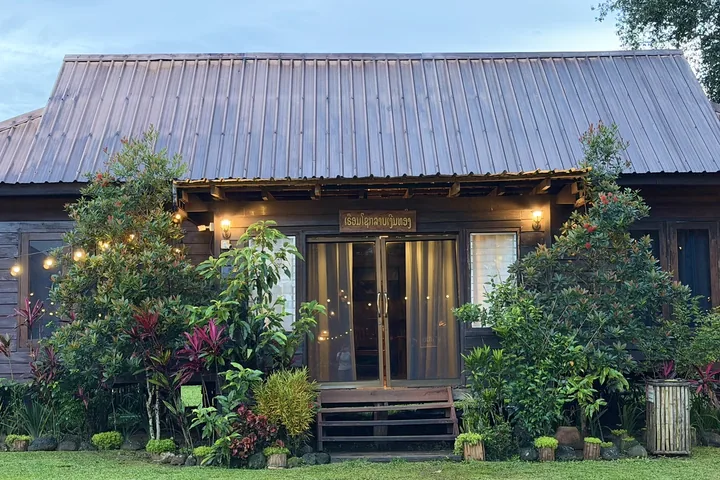 ເຮືອນໂຊກລາບເງິນທອງ ທົ່ງຫວາຍໂຮມສະເຕ