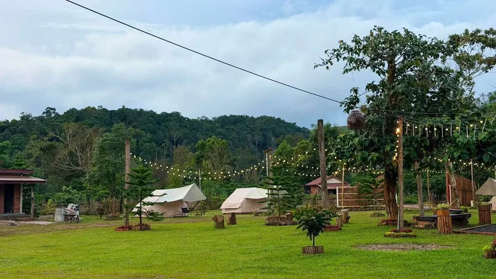 ລານເຕັນຕອນແລງ ໄຟປະດັບ ແລະ ແນວພູອ້ອມຮອບ